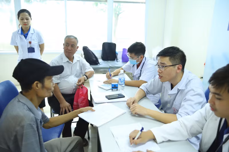 Qua đó tăng cường công tác sàng lọc các bệnh về hô hấp và ứng dụng chuyển đổi số trong hỗ trợ chăm sóc sức khỏe thường xuyên cho người dân. z5672489107600_9672ee89809088b027c7c771f23b3857.jpg