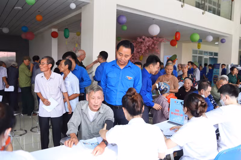 Trung tâm Dịch vụ việc làm và hỗ trợ thanh thiếu niên Hà Nội (xã Tiên Dương, huyện Đông Anh), Thành đoàn - Hội LHTN Việt Nam TP Hà Nội phối hợp với Hội Thầy thuốc trẻ Hà Nội tổ chức Hành trình thanh niên Thủ đô tình nguyện vì sức khỏe cộng đồng. z5672489069729_eb1b69d1e808ef51a9cbf0dda97406e8.jpg