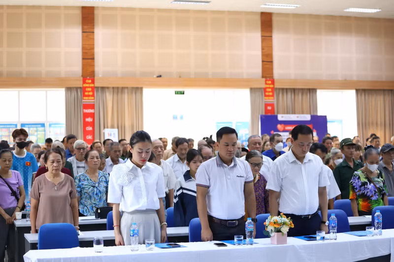 Trước khi vào chương trình, các đại biểu và nhân dân đã dành một phút mặc niệm tưởng nhớ Tổng Bí thư Nguyễn Phú Trọng. z5672489093983_442ae9abf63f86ab161b4a9e5b13cde5.jpg