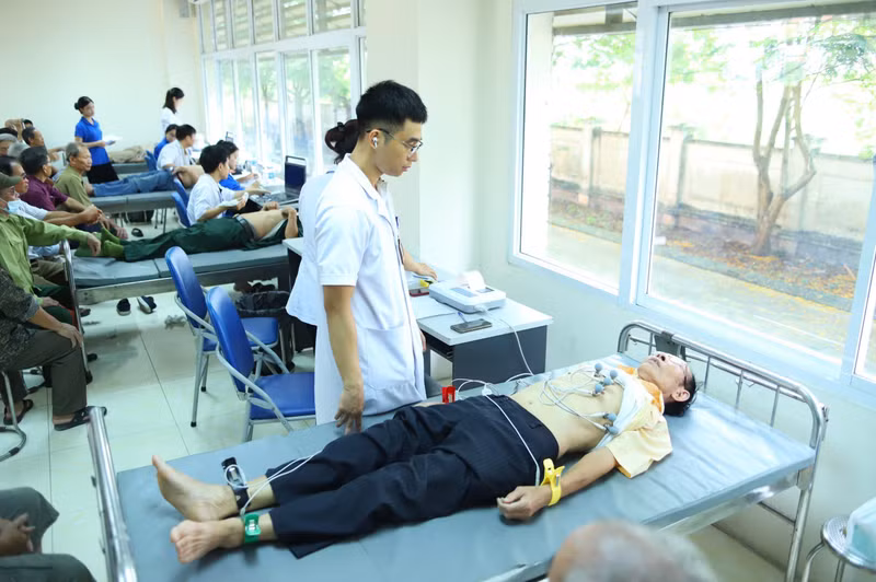 Chương trình với nhiều hoạt động khám tổng quát như: Tim mạch, hô hấp, tiêu hóa; kiểm tra đường huyết; điện tim; siêu âm bụng tổng quát; chụp X-Quang; đo loãng xương. z5672489099001_0be959ae3c7fa9d763796c871e9ca9da.jpg