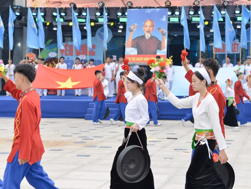 Đây những đại diện tiêu biểu của các cộng đồng dân tộc thiểu số đang sinh sống và làm việc trên địa bàn Thủ đô. dien-hanh-dhlhtnvn-7256-9231.jpg