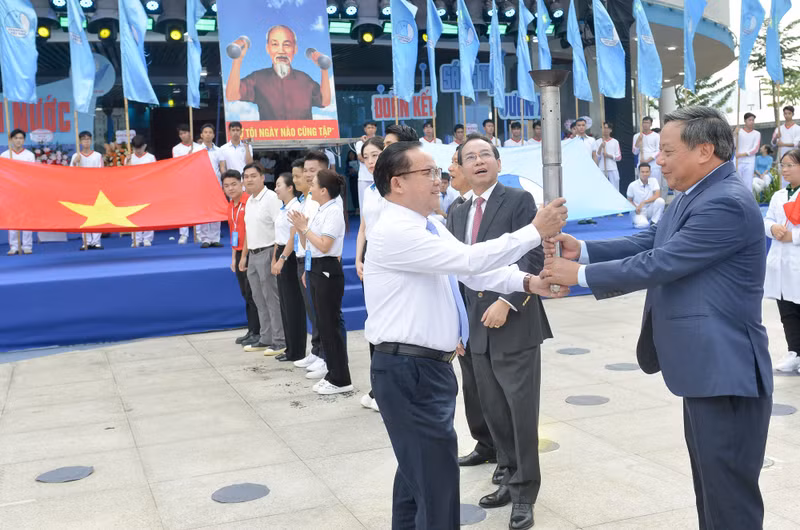 Ngọn lửa thiêng được khối rước đuốc lấy từ bảo tàng Nguyễn Chí Thanh, ngọn lửa của tinh thần: “Yêu nước – Tiên phong – Gương mẫu – Đoàn kết – Sáng tạo – Vươn xa” thắp sáng tại sự kiện. dien-hanh-dhlhtnvn-7475-6909.jpg