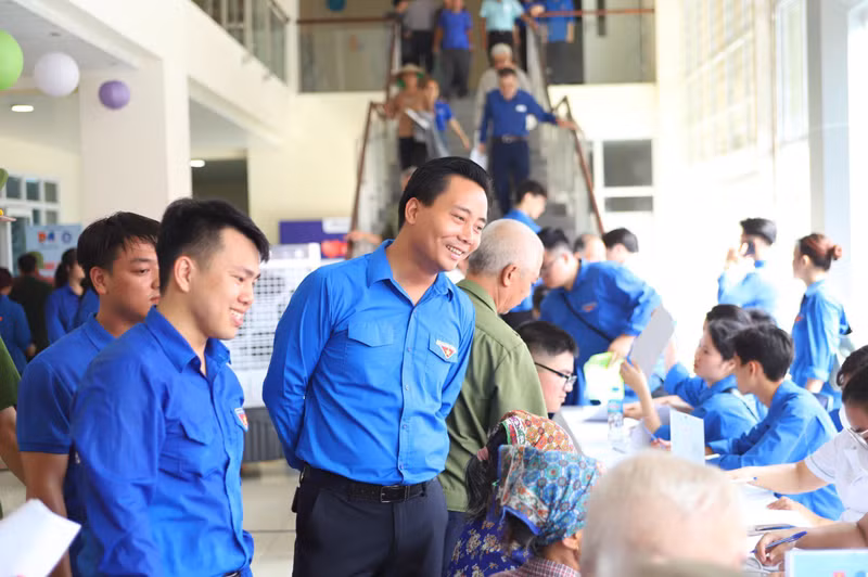 Phó Bí thư Thường trực Thành đoàn hỏi thăm, động viên người dân đến khám. z5672489112574_beb70cb914ae8685540cad89007d22e8.jpg