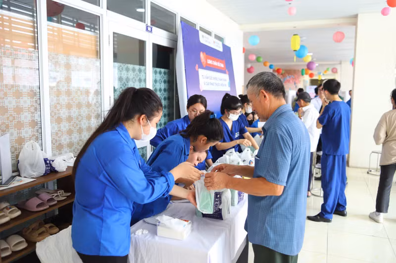 Chương trình trao hơn 6.000 túi an sinh trị giá gần 3 tỷ đồng cho nhân dân, thiếu nhi Thủ đô. z5672489118941_d9378ba30d6ca31f47e5d69c08f7eb35.jpg