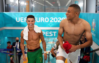mbappe-nguong-ngung-xin-doi-ao-voi-than-tuong-bi-ronaldo-hanh-dong-nguong-chin-mat-1624505663-6.jpg