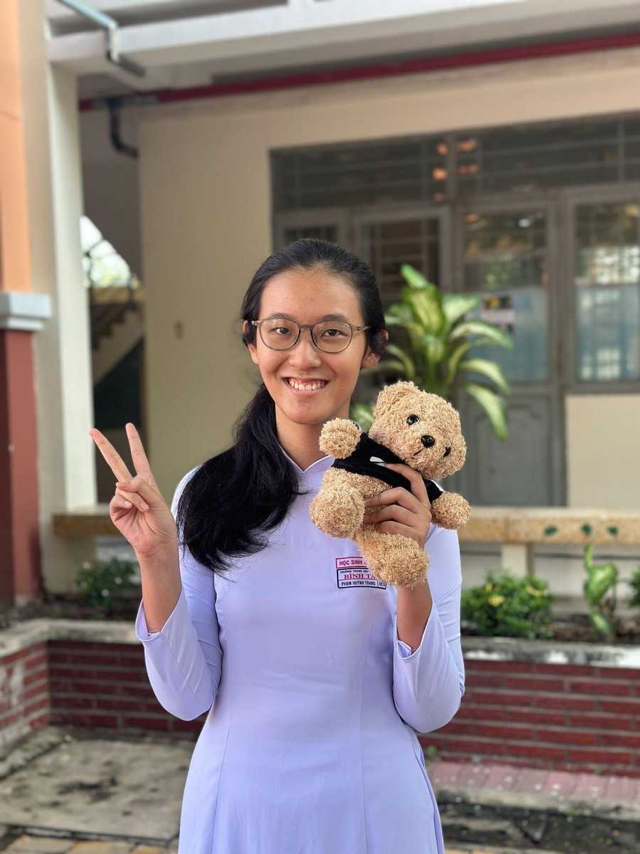 Các em học sinh hào hứng với phần quà tặng của DOL English. 321.jpg