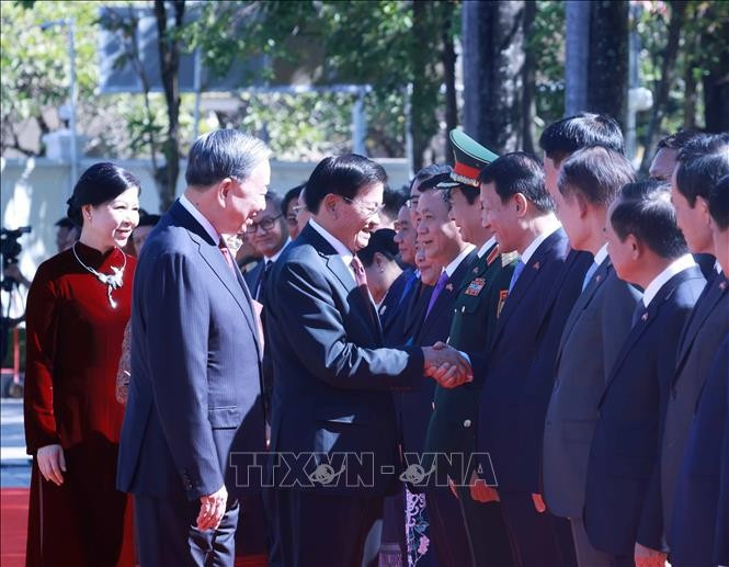 Tổng Bí thư Tô Lâm giới thiệu với Tổng Bí thư, Chủ tịch nước Lào Thongloun Sisoulith các thành viên đoàn Việt Nam. Ảnh: Thống Nhất/TTXVN