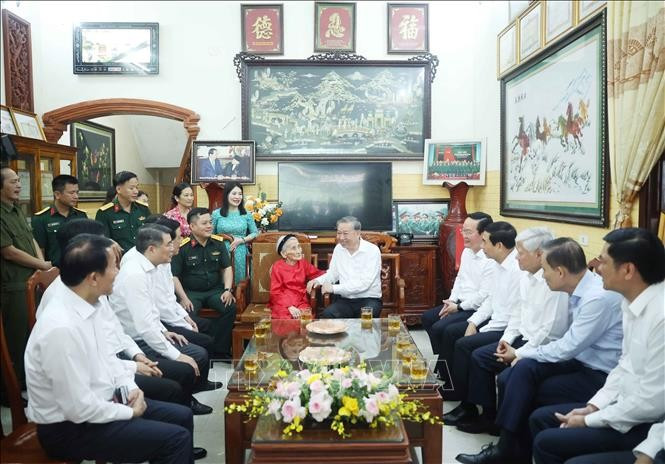 Tổng Bí thư Tô Lâm đến thăm, tặng quà Mẹ Việt Nam Anh hùng Lê Thị Sáu. (Ảnh: Thống Nhất/TTXVN) Tổng Bí thư Tô Lâm đến thăm, tặng quà Mẹ Việt Nam Anh hùng Lê Thị Sáu. (Ảnh: Thống Nhất/TTXVN)