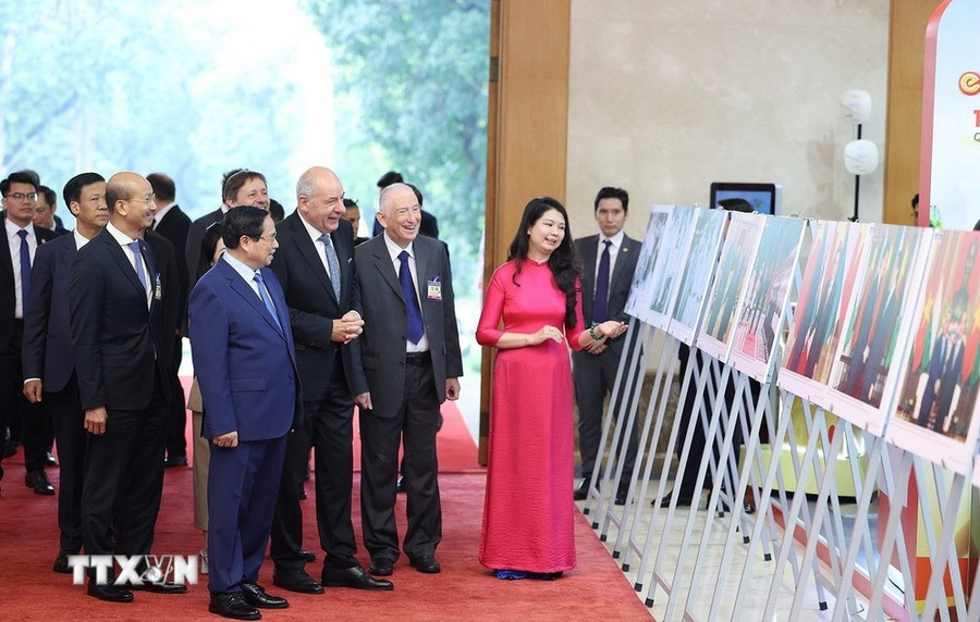 Thủ tướng Phạm Minh Chính và Tổng thống Hungary Sulyok Tamas tham quan trưng bày ảnh về hợp tác giữa hai nước, do Thông tấn xã Việt Nam thực hiện. (Ảnh: Dương Giang/TTXVN) Thủ tướng Phạm Minh Chính và Tổng thống Hungary Sulyok Tamas tham quan trưng bày ảnh về hợp tác giữa hai nước, do Thông tấn xã Việt Nam thực hiện. (Ảnh: Dương Giang/TTXVN)