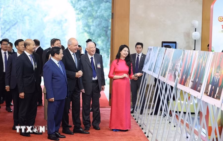 Thủ tướng Phạm Minh Chính và Tổng thống Hungary Sulyok Tamas tham quan trưng bày ảnh về hợp tác giữa hai nước, do Thông tấn xã Việt Nam thực hiện. (Ảnh: Dương Giang/TTXVN)