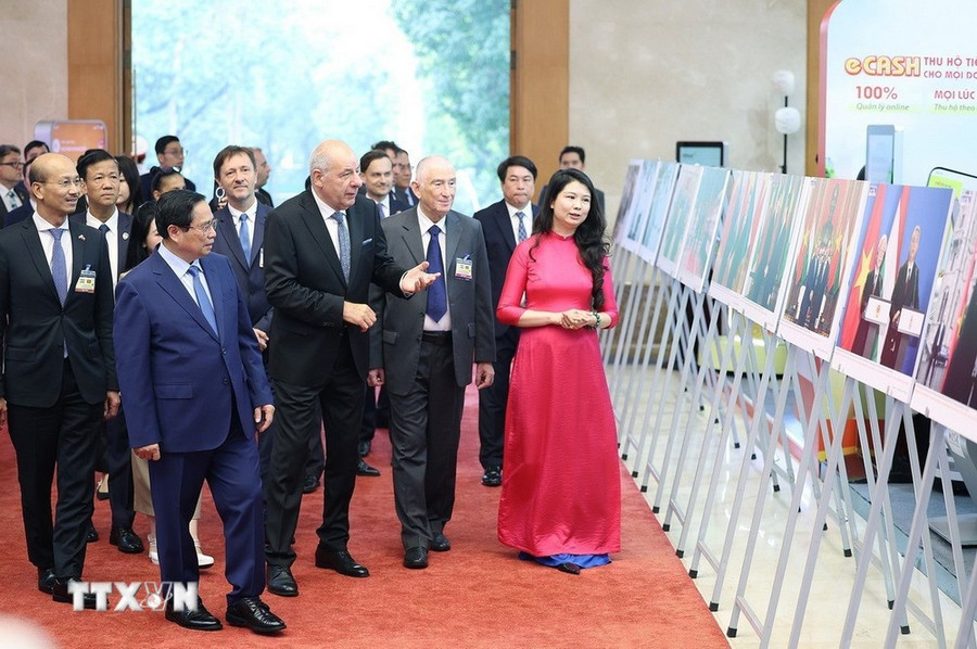 Thủ tướng Phạm Minh Chính và Tổng thống Hungary Sulyok Tamas tham quan trưng bày ảnh về hợp tác giữa hai nước, do Thông tấn xã Việt Nam thực hiện. (Ảnh: Dương Giang/TTXVN) Thủ tướng Phạm Minh Chính và Tổng thống Hungary Sulyok Tamas tham quan trưng bày ảnh về hợp tác giữa hai nước, do Thông tấn xã Việt Nam thực hiện. (Ảnh: Dương Giang/TTXVN)