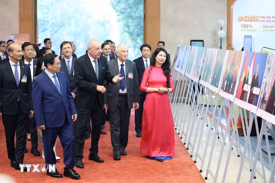 Thủ tướng Phạm Minh Chính và Tổng thống Hungary Sulyok Tamas tham quan trưng bày ảnh về hợp tác giữa hai nước, do Thông tấn xã Việt Nam thực hiện. (Ảnh: Dương Giang/TTXVN)