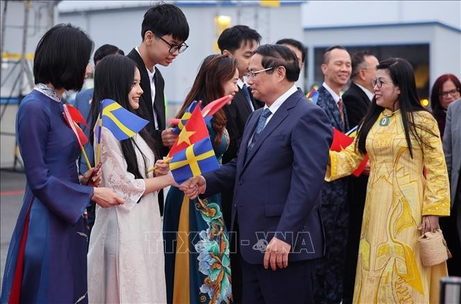 Cán bộ nhân viên Đại sứ quán và cộng đồng người Việt đón Thủ tướng Phạm Minh Chính và Phu nhân tại Sân bay quốc tế Arlanda. (Ảnh: Dương Giang/TTXVN) Cán bộ nhân viên Đại sứ quán và cộng đồng người Việt đón Thủ tướng Phạm Minh Chính và Phu nhân tại Sân bay quốc tế Arlanda. (Ảnh: Dương Giang/TTXVN)