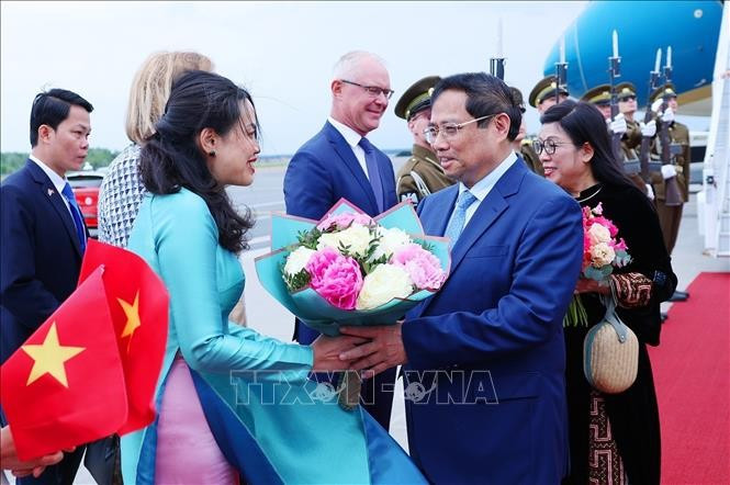 Lễ đón Thủ tướng Phạm Minh Chính và Phu nhân tại sân bay quốc tế Tallinn, thủ đô Tallinn, Cộng hòa Estonia. Ảnh: Dương Giang/TTXVN Lễ đón Thủ tướng Phạm Minh Chính và Phu nhân tại sân bay quốc tế Tallinn, thủ đô Tallinn, Cộng hòa Estonia. Ảnh: Dương Giang/TTXVN