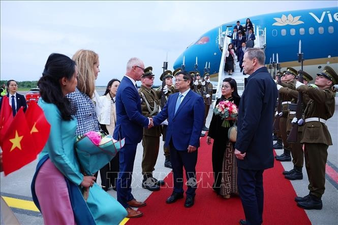 Thủ tướng Phạm Minh Chính và Phu nhân đến sân bay Tallinn, thủ đô Tallinn, bắt đầu chuyến thăm chính thức Cộng hòa Estonia. Ảnh: Dương Giang/TTXVN Thủ tướng Phạm Minh Chính và Phu nhân đến sân bay Tallinn, thủ đô Tallinn, bắt đầu chuyến thăm chính thức Cộng hòa Estonia. Ảnh: Dương Giang/TTXVN