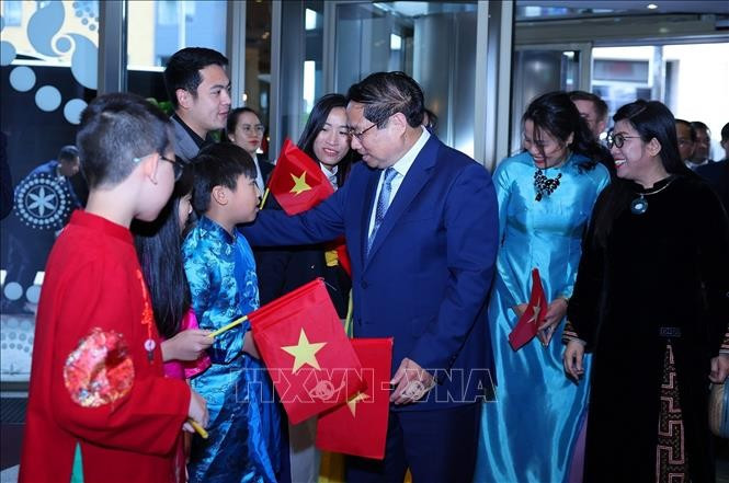 Cán bộ, nhân viên Đại sứ quán Việt Nam tại Estonia đón Thủ tướng Phạm Minh Chính và Phu nhân. Ảnh: Dương Giang/TTXVN Cán bộ, nhân viên Đại sứ quán Việt Nam tại Estonia đón Thủ tướng Phạm Minh Chính và Phu nhân. Ảnh: Dương Giang/TTXVN