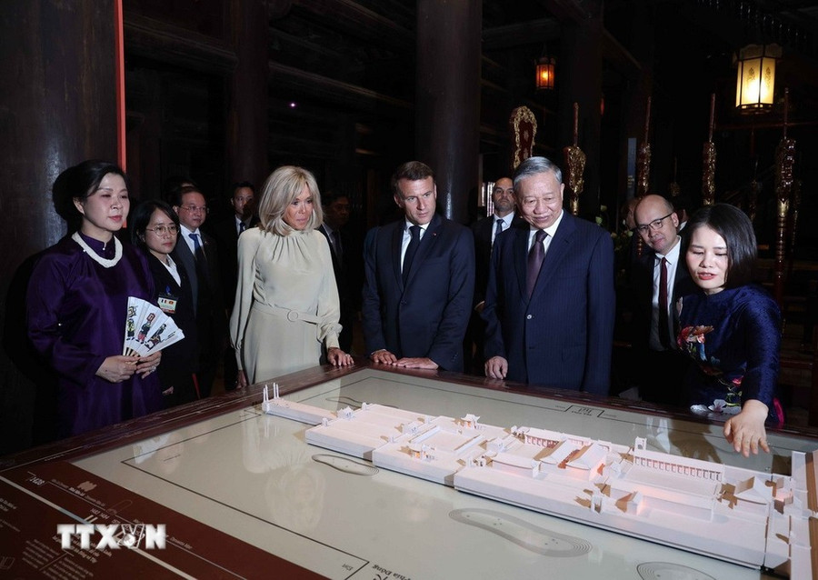 Tổng Bí thư Tô Lâm và Phu nhân cùng Tổng thống Pháp Emmanuel Macron và Phu nhân nghe giới thiệu về không gian Văn Miếu - Quốc Tử Giám.(Ảnh: Thống Nhất/TTXVN). 280.jpg