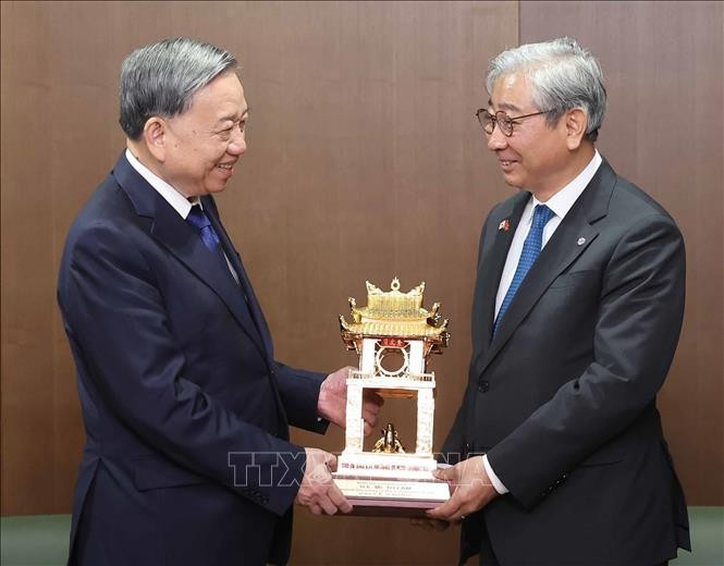 Tổng Bí thư Tô Lâm tặng quà lưu niệm cho Trường Đại học Yonsei. Ảnh: Thống Nhất/TTXVN Tổng Bí thư Tô Lâm tặng quà lưu niệm cho Trường Đại học Yonsei. Ảnh: Thống Nhất/TTXVN