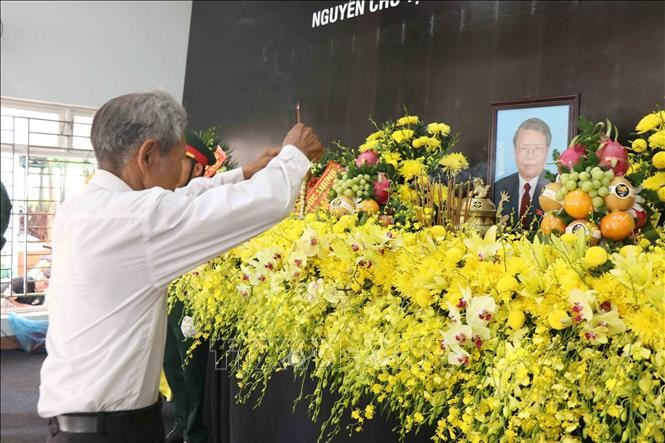 Ông Nguyễn Xu, một trong những người thường xuyên gặp gỡ nguyên Chủ tịch nước Trần Đức Lương thắp hương tưởng niệm. Ông Nguyễn Xu, một trong những người thường xuyên gặp gỡ nguyên Chủ tịch nước Trần Đức Lương thắp hương tưởng niệm.