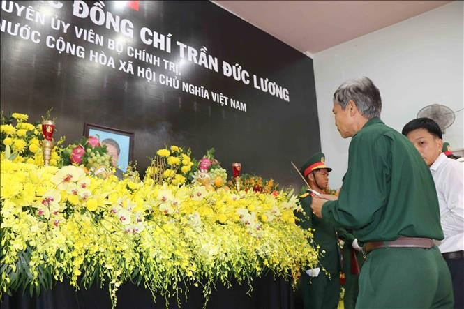 Đoàn các Cựu chiến binh viếng nguyên Chủ tịch nước Trần Đức Lương. Đoàn các Cựu chiến binh viếng nguyên Chủ tịch nước Trần Đức Lương.