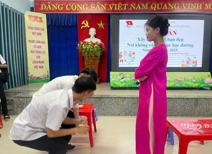 Học viên sân khấu hóa các tình huống về bạo lực học đường. 203.jpg
