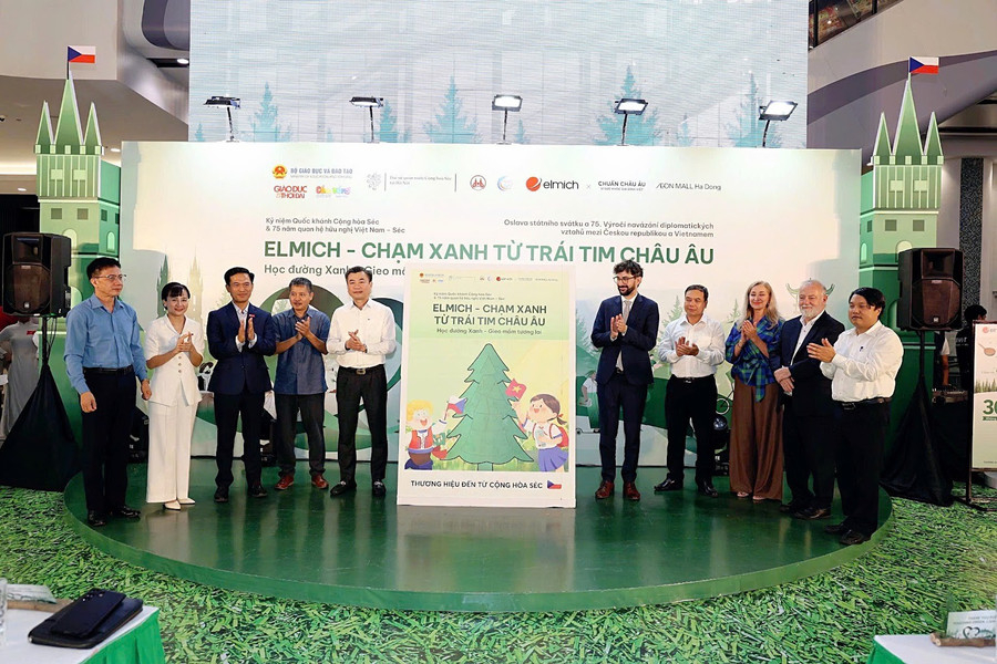 Các đại biểu và khách mời cùng tham gia ghép hình Bức tranh khổng lồ "Chạm Xanh - Chạm để cùng sống xanh" tượng trưng cho sự chung tay góp phần lan tỏa thông điệp sống xanh và thể hiện tinh thần đồng hành vì một cộng đồng bền vững. 67.jpg