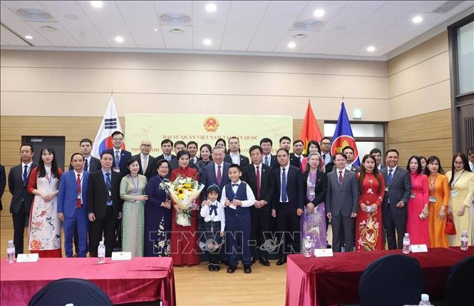 Tổng Bí thư Tô Lâm và Phu nhân với cán bộ, nhân viên Đại sứ quán và cộng đồng người Việt Nam tại Hàn Quốc. Ảnh: Thống Nhất/TTXVN Tổng Bí thư Tô Lâm và Phu nhân với cán bộ, nhân viên Đại sứ quán và cộng đồng người Việt Nam tại Hàn Quốc. Ảnh: Thống Nhất/TTXVN