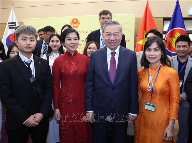 Tổng Bí thư Tô Lâm và Phu nhân với cán bộ, nhân viên Đại sứ quán và cộng đồng người Việt Nam tại Hàn Quốc. Ảnh: Thống Nhất/TTXVN Tổng Bí thư Tô Lâm và Phu nhân với cán bộ, nhân viên Đại sứ quán và cộng đồng người Việt Nam tại Hàn Quốc. Ảnh: Thống Nhất/TTXVN