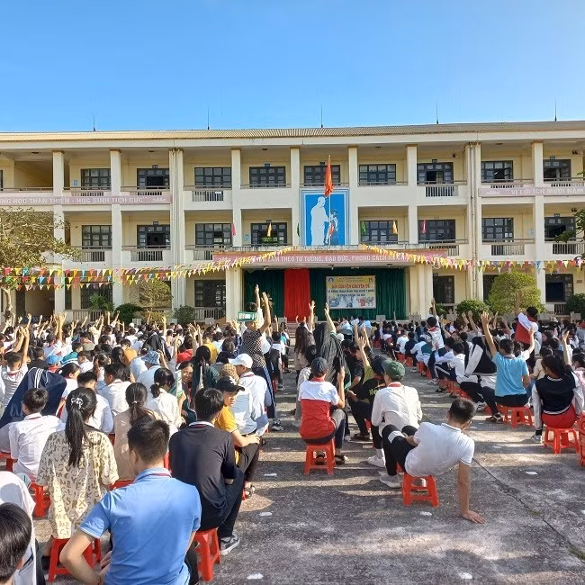 Phòng Dân số - Truyền thông giáo dục (Trung tâm Y tế Đầm Hà) tổ chức truyền thông phòng tránh mang thai ngoài ý muốn, phòng tránh tảo hôn cho học sinh tại các trường học trên địa bàn. Ảnh TTYTĐH