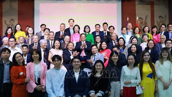 Thủ tướng Phạm Minh Chính và Phu nhân với cán bộ, nhân viên Đại sứ quán và cộng đồng người Việt Nam tại Pháp. (Ảnh: Dương Giang/TTXVN) Thủ tướng Phạm Minh Chính và Phu nhân với cán bộ, nhân viên Đại sứ quán và cộng đồng người Việt Nam tại Pháp. (Ảnh: Dương Giang/TTXVN)