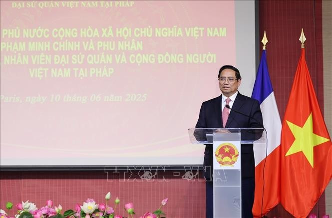 Thủ tướng Phạm Minh Chính phát biểu tại buổi gặp gỡ cán bộ, nhân viên Đại sứ quán và đại diện cộng đồng người Việt Nam tại Pháp. (Ảnh: Dương Giang/TTXVN) Thủ tướng Phạm Minh Chính phát biểu tại buổi gặp gỡ cán bộ, nhân viên Đại sứ quán và đại diện cộng đồng người Việt Nam tại Pháp. (Ảnh: Dương Giang/TTXVN)