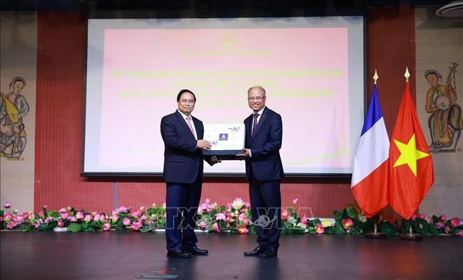 Thủ tướng Phạm Minh Chính tặng quà Đại sứ quán Việt Nam tại pháp. (Ảnh: Dương Giang/TTXVN) Thủ tướng Phạm Minh Chính tặng quà Đại sứ quán Việt Nam tại pháp. (Ảnh: Dương Giang/TTXVN)