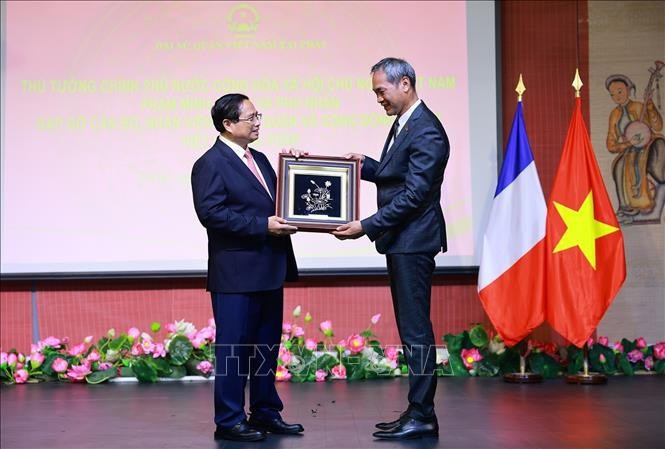 Thủ tướng Phạm Minh Chính tặng quà đại diện cộng đồng người Việt Nam tại Pháp. (Ảnh: Dương Giang/TTXVN) Thủ tướng Phạm Minh Chính tặng quà đại diện cộng đồng người Việt Nam tại Pháp. (Ảnh: Dương Giang/TTXVN)