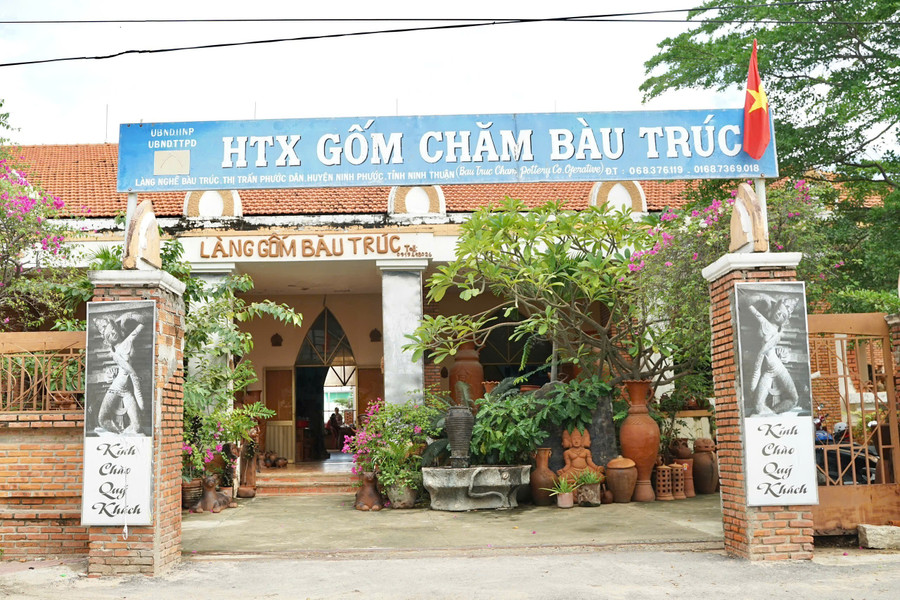 Cổng làng gốm Bàu Trúc (Ninh Thuận) mang đậm nét kiến trúc văn hóa Chăm, nơi lưu giữ tinh hoa nghề gốm truyền thống hàng trăm năm. 23.png