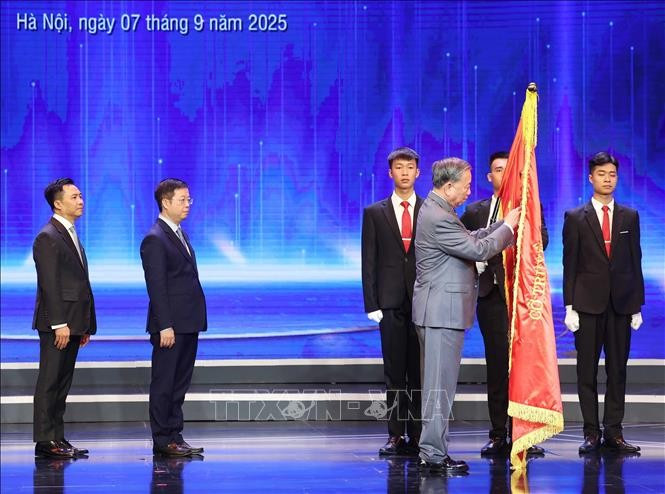 Tổng Bí thư Tô Lâm trao tặng Huân chương Lao động hạng Nhất cho Đài Truyền hình Việt Nam. (Ảnh: Thống Nhất/TTXVN) Tổng Bí thư Tô Lâm trao tặng Huân chương Lao động hạng Nhất cho Đài Truyền hình Việt Nam. (Ảnh: Thống Nhất/TTXVN)