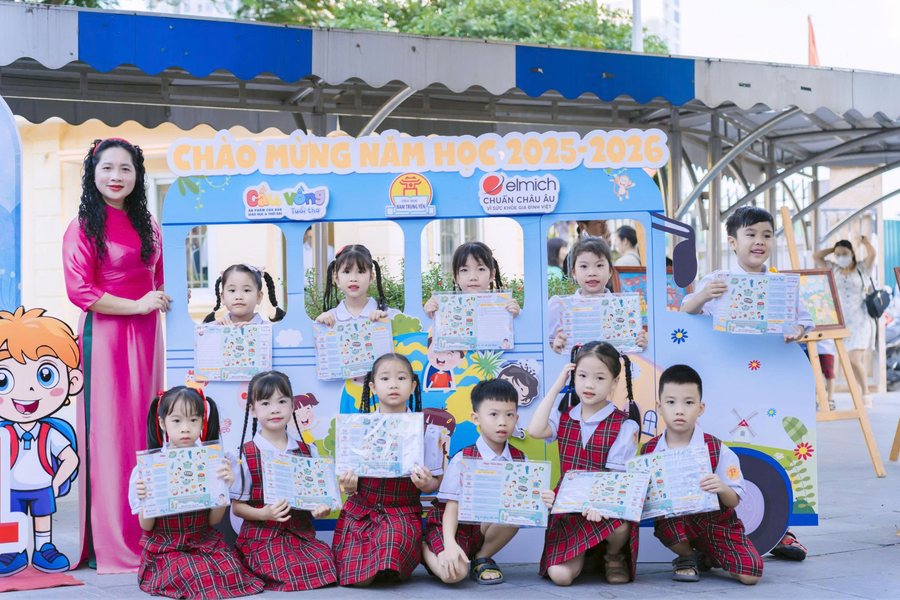 Học sinh chụp ảnh check-in cùng Photobooth mang đậm chất “ngôi trường xanh” tại Trường Tiểu học Nam Trung Yên (P. Yên Hòa, Hà Nội). 350.png