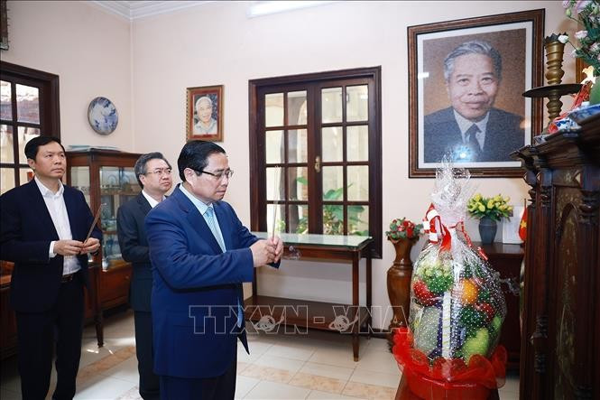 Thủ tướng Phạm Minh Chính thắp hương tưởng nhớ cố Chủ tịch Hội đồng Bộ trưởng Phạm Hùng. (Ảnh: Dương Giang/TTXVN)