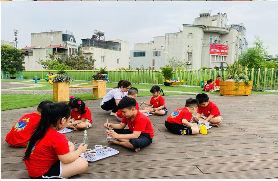 ہر روز، بچے ریت کے صحن میں مزے سے کھیلتے ہیں۔ img-5673.jpg