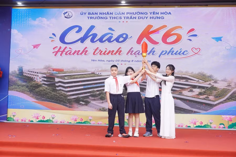 Điểm nhấn của chương trình là nghi thức trao ngọn đuốc truyền thống, chuyển giao niềm tin và trách nhiệm giữa học sinh lớp 9 với các em lớp 6.