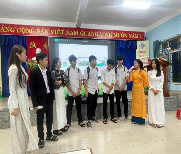 Học viên sân khấu hóa các tình huống về bạo lực học đường. 204.jpg