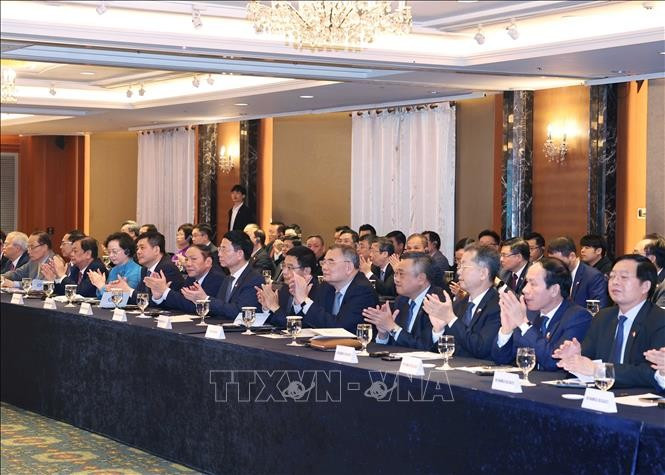 Các đại biểu đoàn Việt Nam tham dự buổi gặp mặt. (Ảnh: Thống Nhất/TTXVN) Các đại biểu đoàn Việt Nam tham dự buổi gặp mặt. (Ảnh: Thống Nhất/TTXVN)