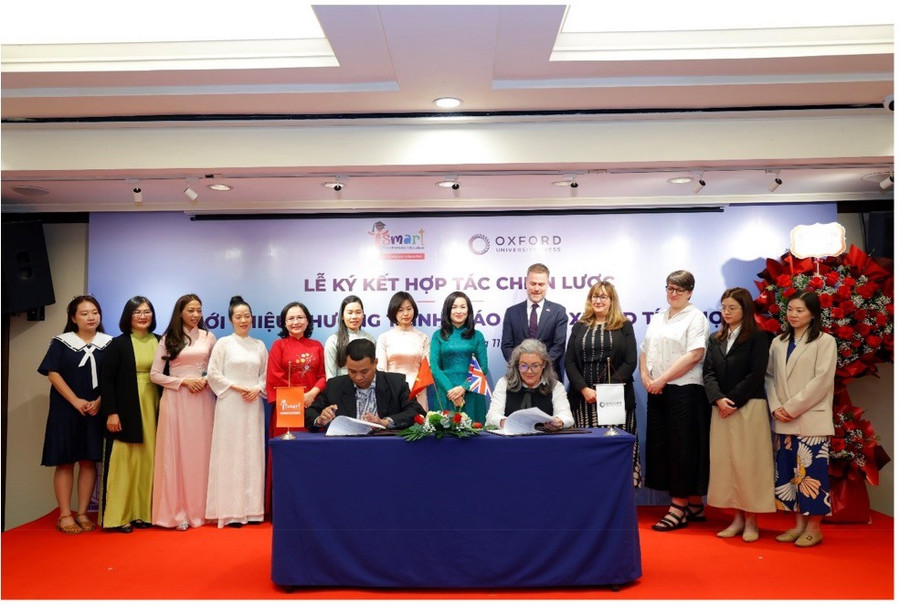 Lãnh đạo iSMART Education và OUP ký kết thoả thuận hợp tác triển khai mô hình giáo dục Oxford tích hợp.