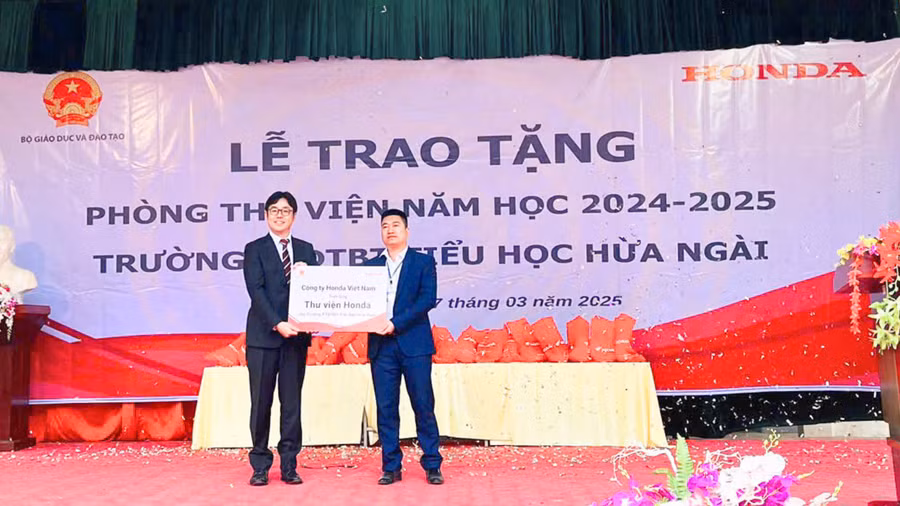 dai-dien-hvn-trao-tang-thu-vien-honda-cho-nha-truong.png