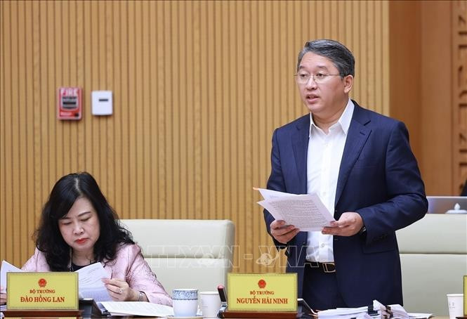 Bộ trưởng Bộ Tư pháp Nguyễn Hải Ninh trình bày Tờ trình tóm tắt về Dự án Dự án Luật Thủ đô (sửa đổi). Ảnh: Dương Giang/TTXVN