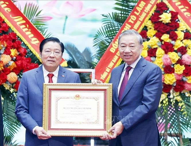 Tổng Bí thư Tô Lâm trao Huân chương Hồ Chí Minh tặng Ban Nội chính Trung ương. Ảnh: Thống Nhất/TTXVN