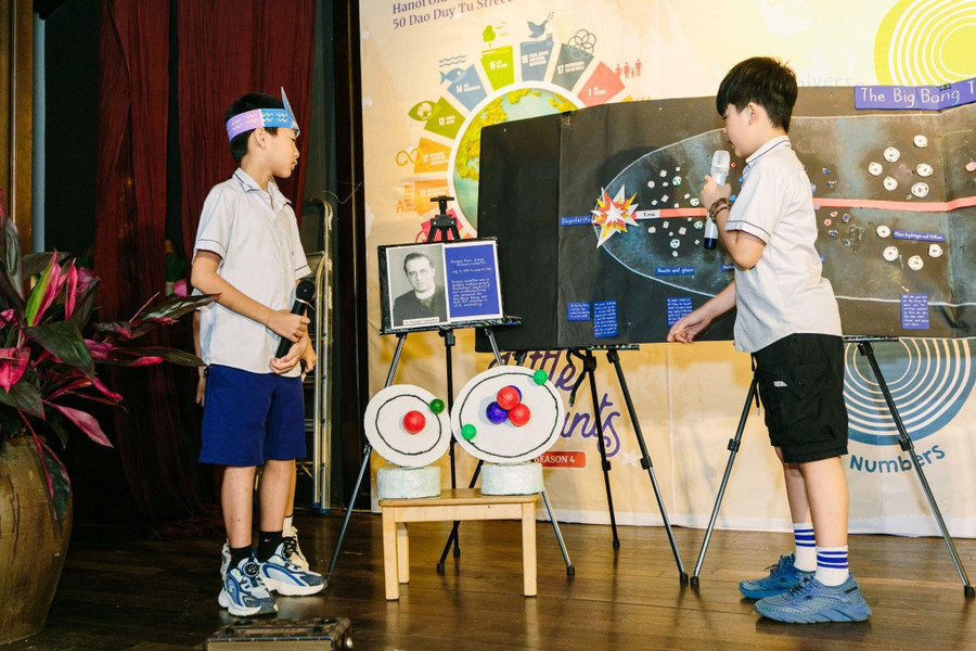 Học sinh thuyết trình về dự án Cosmic Education tại Triển lãm Những Dấu Chân Nhỏ - Mùa 4. 270.jpg