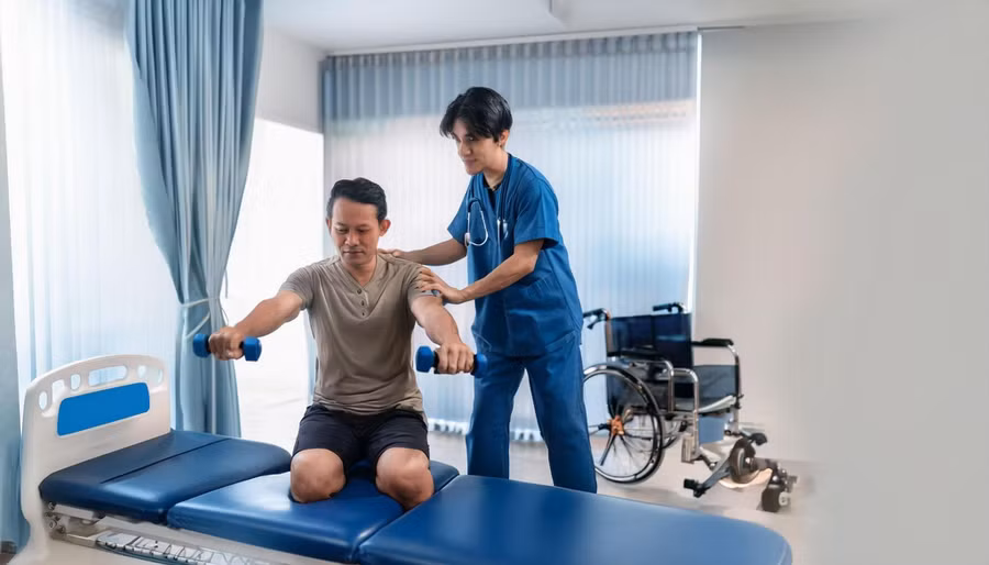  Sinh viên thực tập đang hỗ trợ bệnh nhân phục hồi chức năng.