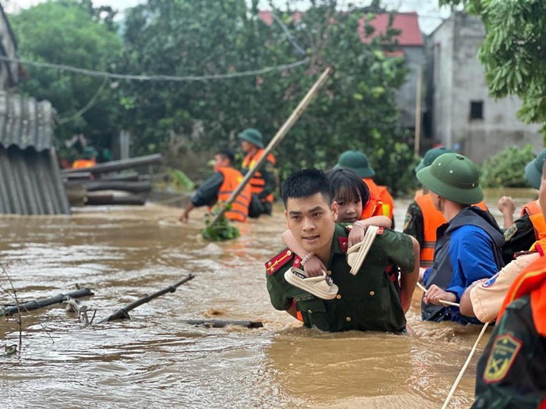 Các chiến sĩ công an hỗ trợ người dân xuyên ngày, trắng đêm di chuyển người và tài sản đến vùng an toàn. Các chiến sĩ công an hỗ trợ người dân xuyên ngày, trắng đêm di chuyển người và tài sản đến vùng an toàn.