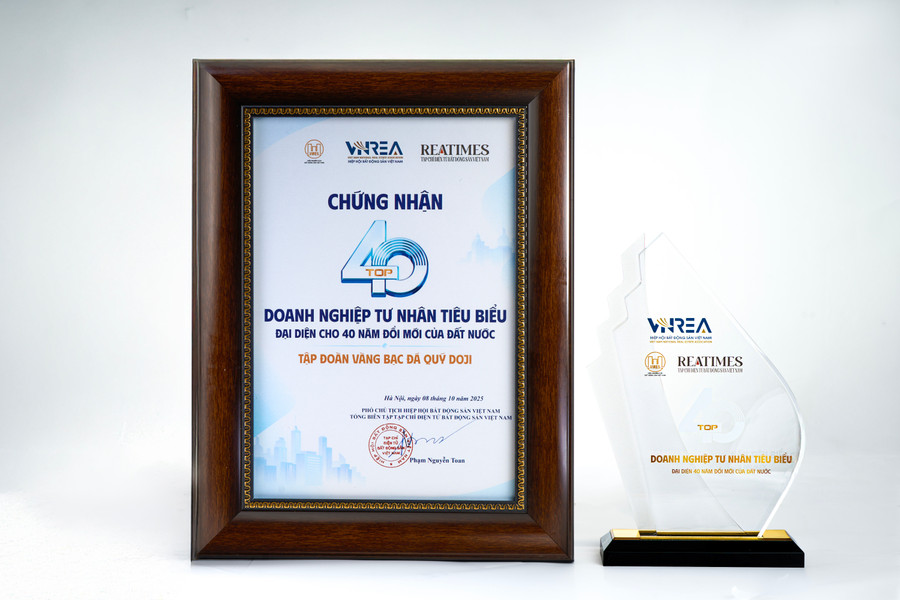 Bằng chứng nhận và kỷ niệm chương của Tập đoàn DOJI với danh hiệu “Top 40 doanh nghiệp tư nhân tiêu biểu đại diện 40 năm Đổi mới của đất nước”. 2.jpg