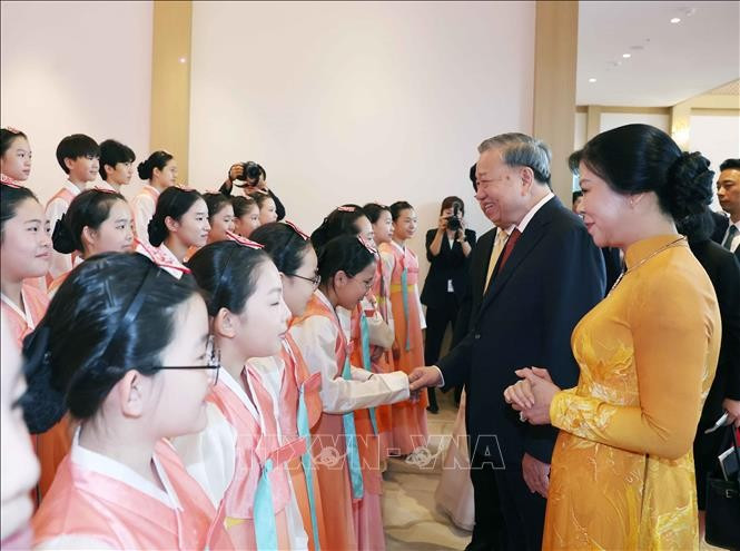 Lễ đón Tổng Bí thư Tô Lâm và Phu nhân tại Phủ Tổng thống ở Thủ đô Seoul. (Ảnh: Thống Nhất/TTXVN) Lễ đón Tổng Bí thư Tô Lâm và Phu nhân tại Phủ Tổng thống ở Thủ đô Seoul. (Ảnh: Thống Nhất/TTXVN)